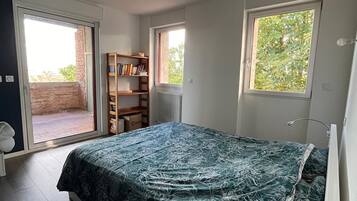 Tabla de planchar con plancha, wifi, ropa de cama