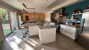 Microondas, horno, placa de cocina y lavavajillas