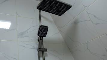 Haartrockner, Handtücher, Seife, Toilettenpapier