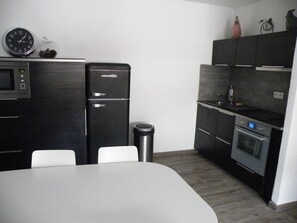 Micro-ondes, four, plaque de cuisson