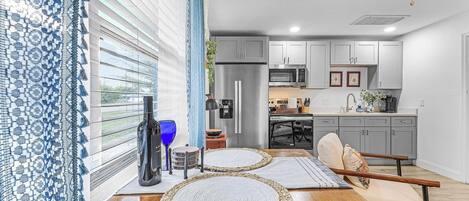 KĂŒhlschrank, Mikrowelle, Ofen, Herdplatte