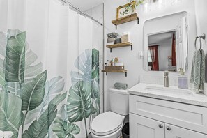 Dusche, Haartrockner, Handtücher, Seife