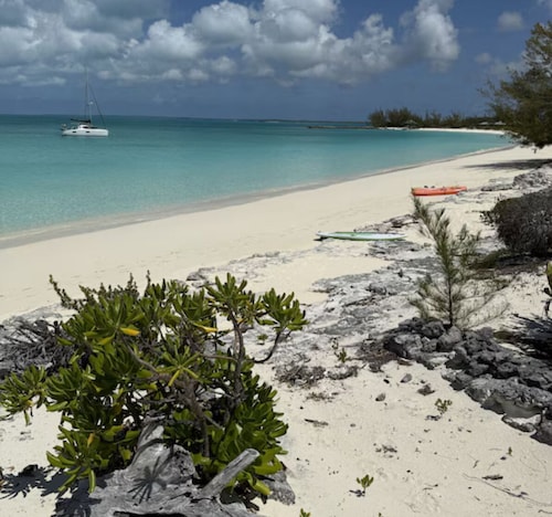 Spacious 4-bedroom house in charming Cat Island with AC
