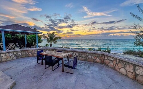 Spacious 4-bedroom house in charming Cat Island with AC