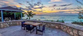 Spacious 4-bedroom house in charming Cat Island with AC