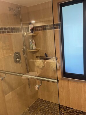 Ducha, secador de pelo, toallas, jabón