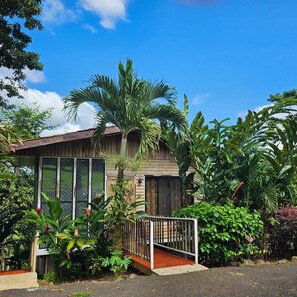 Exterior - Cozy 1-bedroom cabin In san Isidro Peñas blancas 25 minutos from la fortuna  (La Fortuna)