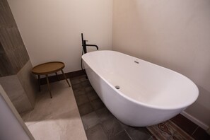 Secadora de cabello, bidet, toallas, jabón 