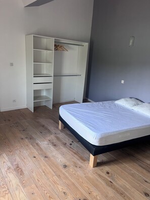 Fer et planche Ă repasser, Wi-Fi, draps fournis