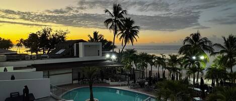 Utendørsbasseng, bassengparasoller og solsenger