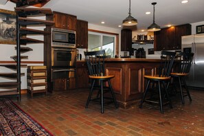 Microwave, oven, stovetop, dishwasher - The Whipper Inn at Winfall ~ Horses Welcome (Catlett)