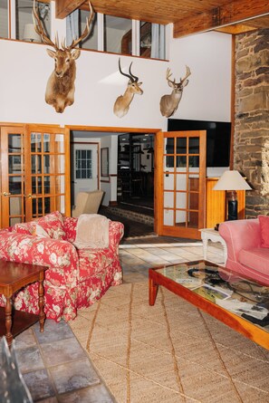 Interior - The Whipper Inn at Winfall ~ Horses Welcome (Catlett)