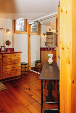 Interior - The Whipper Inn at Winfall ~ Horses Welcome (Catlett)