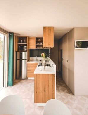 Private kitchen - 6-guest Escape With Private Garden & Wi-fi (Ravels)