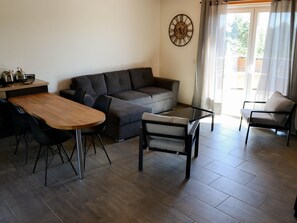 Apartment | Living room - Terrasse du Pont Alsort Apt 2/2 - Jacuzzi & Panoramic Valley View (Froidchapelle)