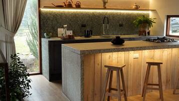 Suíte premium, sacada, vista para a montanha | Cozinha privada