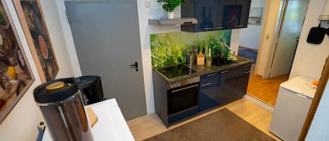 Refrigerador, parrilla de estufa, tetera eléctrica y licuadora