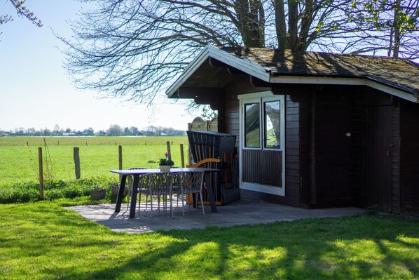 Outdoor dining - North Sea! Cozy vacation apartment - with dog - newly renovated - for 2-3 persons (Friedrichskoog)