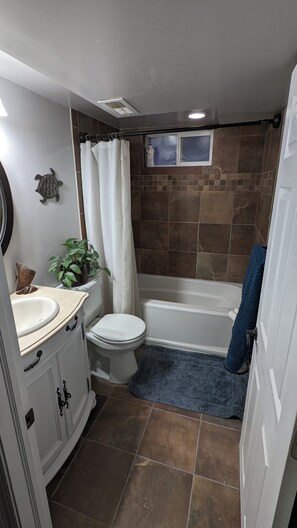 Serviettes fournies, savon, papier de toilette