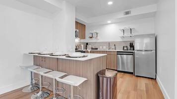 Réfrigérateur, four à micro-ondes, un four, surface de cuisson