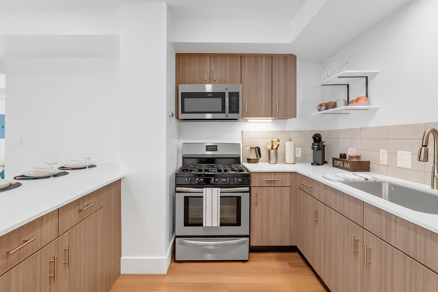 Kjøleskap, mikrobølgeovn, ovn og kokeplater