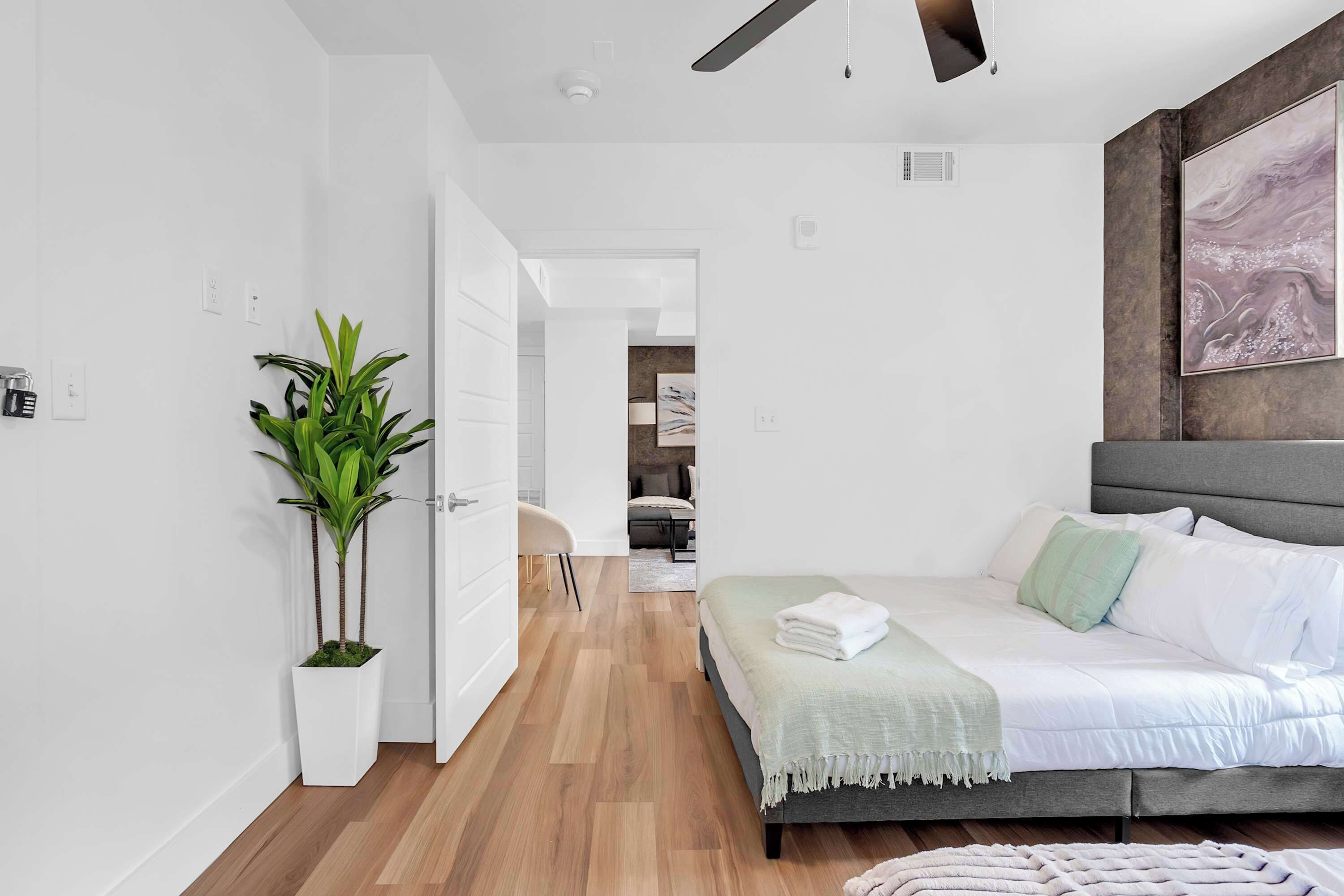 Tabla de planchar con plancha, wifi y ropa de cama 