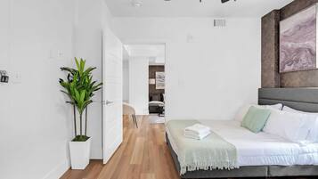 Iron/ironing board, WiFi, bed sheets