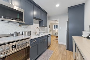 Refrigerador, horno, lavavajillas y cafetera y tetera