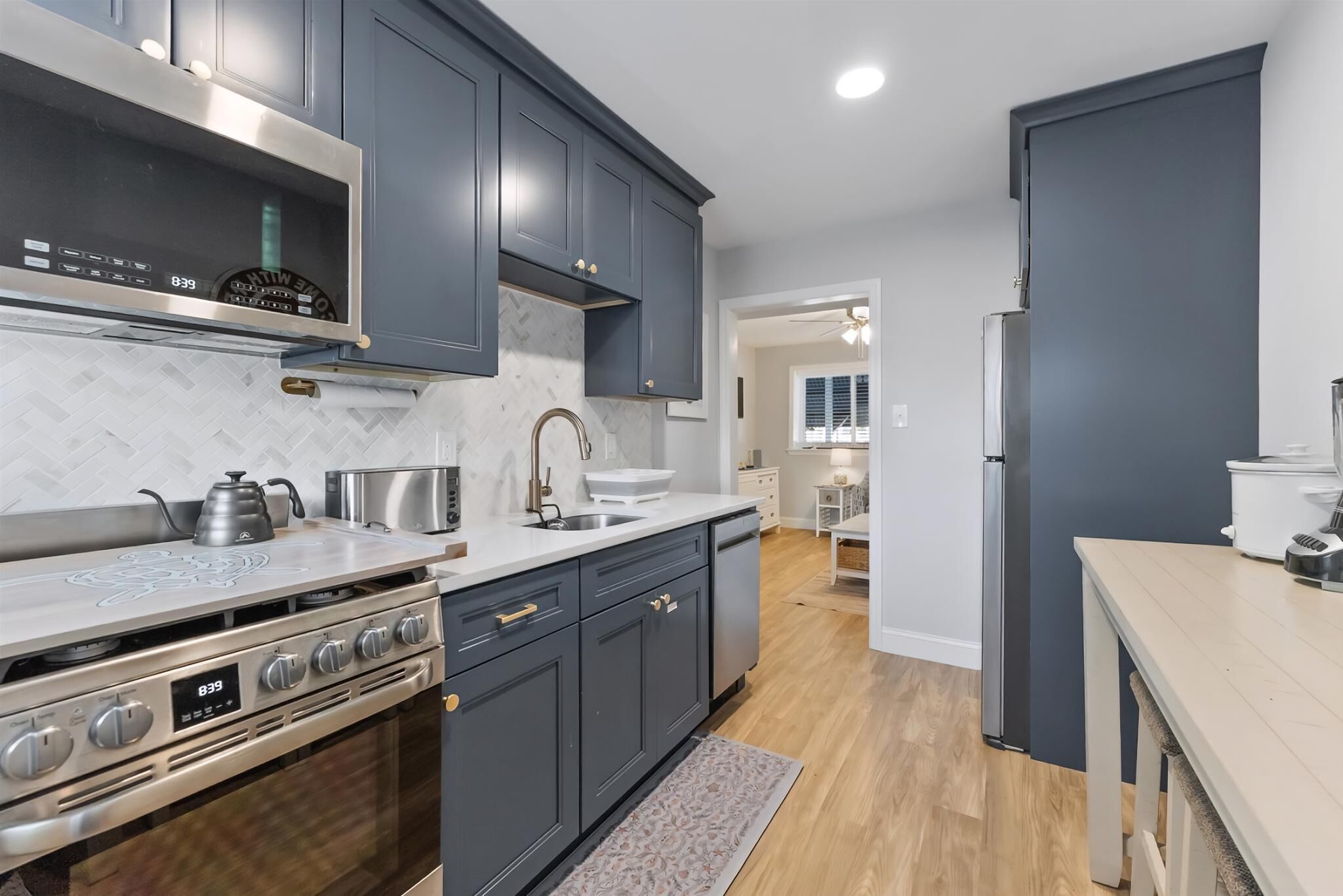 Frigorífico, horno, lavavajillas y cafetera o tetera