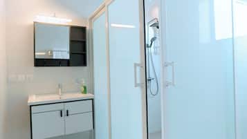 Hausschuhe, Handtücher, Seife, Toilettenpapier