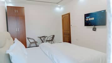 Deluxe Room, Balcony, City View | Iron/ironing board