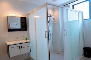 Slippers, towels, soap, toilet paper - Dorlan Hotel (Kigali)