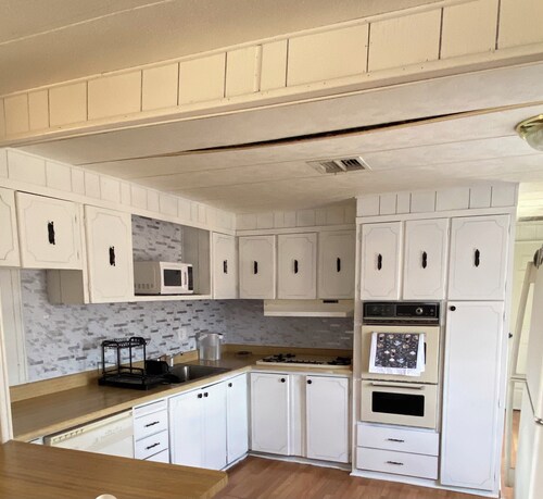 2-bedroom farmhouse in adorable Newberry Springs with AC