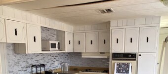 2-bedroom farmhouse in adorable Newberry Springs with AC