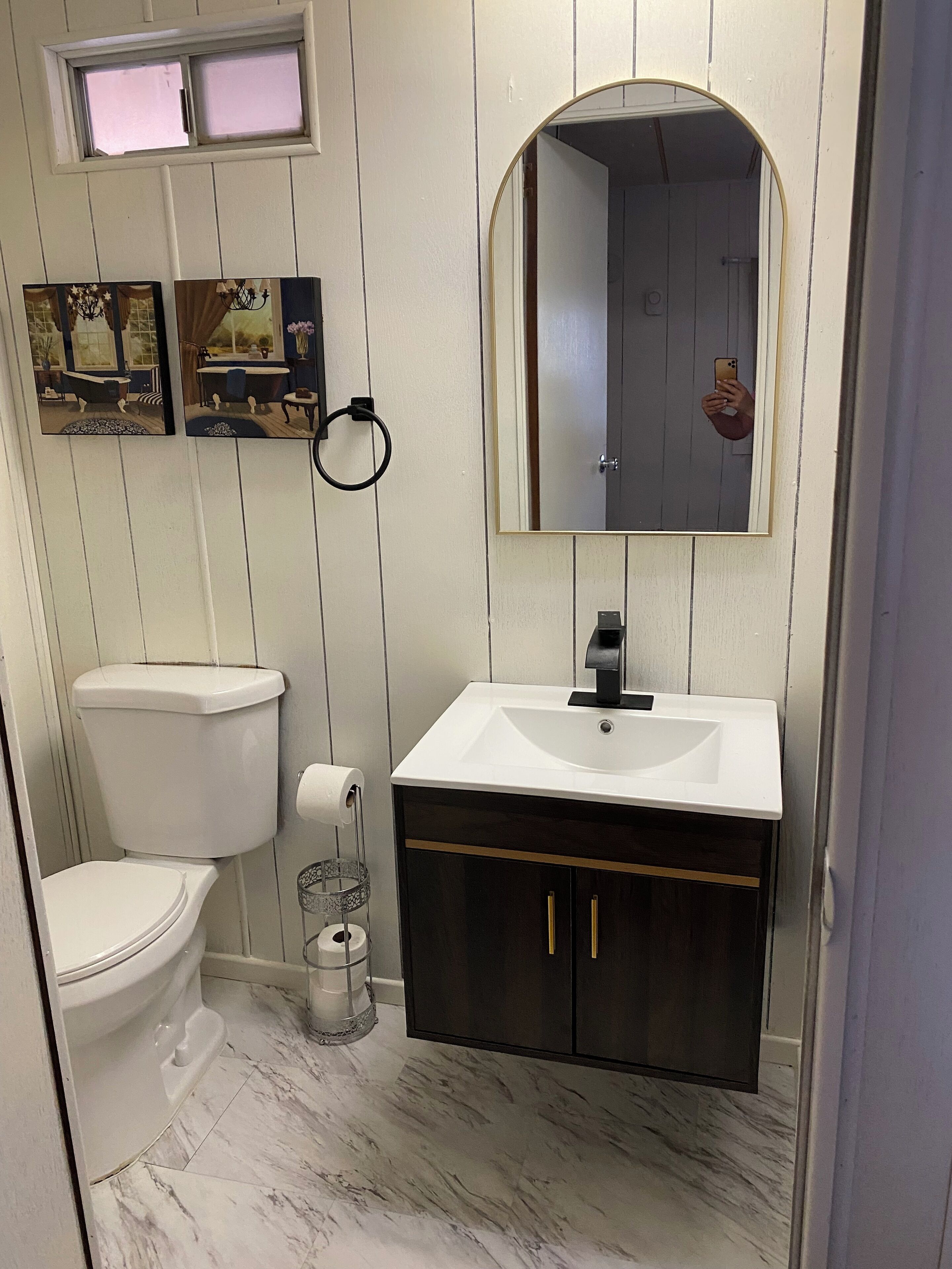 Een douche, een haardroger, handdoeken, zeep