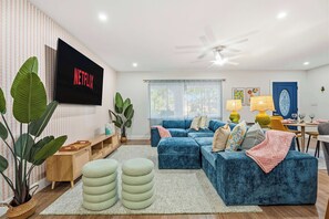 TV, fireplace, offices - Backyard Paradise • Sleeps 14 • Arcade Games • Spa (Bradenton)