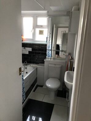 Hair dryer, soap, toilet paper - Beautiful Apartment in Brixton (London)