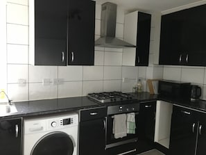 Microwave, oven, stovetop - Beautiful Apartment in Brixton (London)