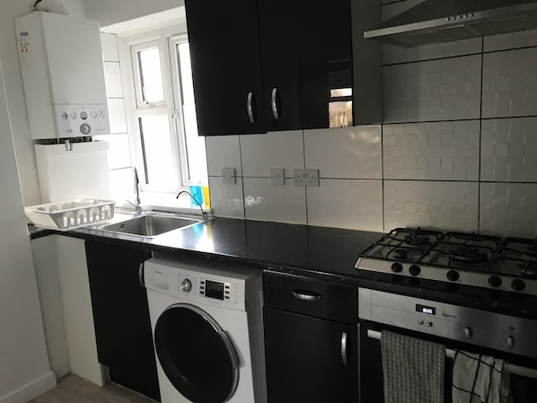 Microwave, oven, stovetop - Beautiful Apartment in Brixton (London)