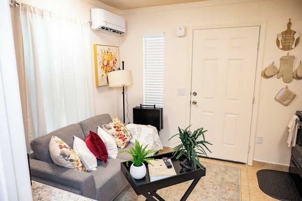 TV - Cozy Suite 142 1BR/1BA (San Antonio)