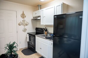 Microwave, oven, stovetop - Cozy Suite 142 1BR/1BA (San Antonio)