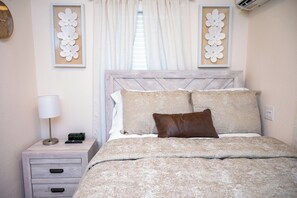 Iron/ironing board, WiFi, bed sheets - Cozy Suite 142 1BR/1BA (San Antonio)