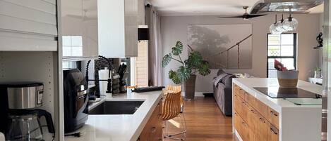 Microondas, horno, placa de cocina, lavavajillas