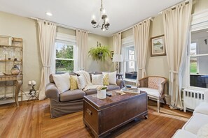 Fernseher, Tischtennisplatte