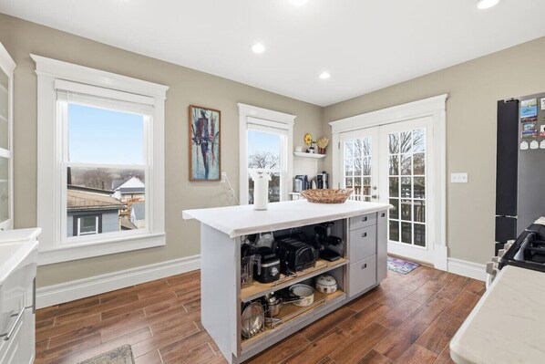 Fridge, microwave, oven, stovetop - The Birdsong Apt. | Game Room & Fire Pit (Winchester)