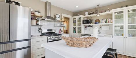 Kjøleskap, mikrobølgeovn, ovn og kokeplater