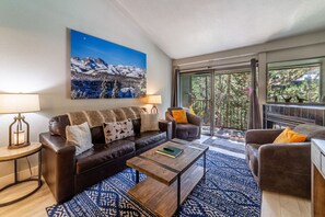 Smart TV, fireplace, DVD player, books - Guest Favorite! Spacious Remodeled 2bd 2ba Mtn Views, Covered Parking, Hot Tubs  (Mammoth Lakes)