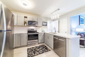 冷蔵庫、電子レンジ、オーブン、コンロ