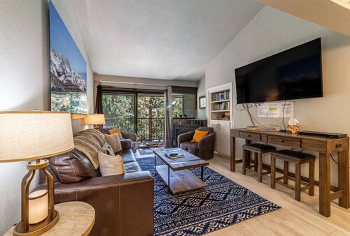 Guest Favorite! Spacious Remodeled 2bd 2ba Mtn Views, Covered Parking, Hot Tubs 