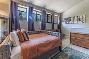 2 bedrooms, desk, iron/ironing board, free WiFi - Guest Favorite! Spacious Remodeled 2bd 2ba Mtn Views, Covered Parking, Hot Tubs  (Mammoth Lakes)